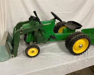 CLOSEUP PEDAL TRACTOR