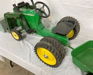 ERTL JOHN DEERE PEDAL TRACTOR