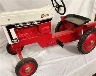 CLOSEUP PEDAL TRACTOR