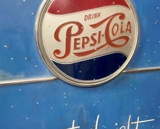 CLOSE UP PEPSI COLA VMC-M144 MACHINE