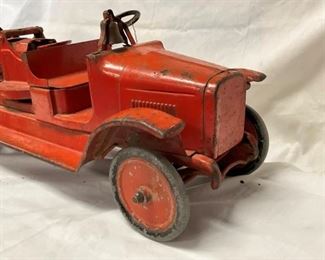 CLOSE UP FRONT BUDDY L FIRE TRUCK