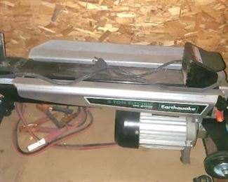 1 of 2 Pictures - 5 Ton Electric Log splitter by Earthquake 