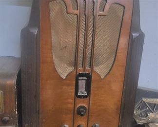 1 of 2 Pictures - Vintage Philco Radio