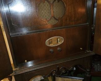 Vintage Stewart Warner Radio Console