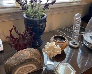 Geode and decorative accessories.