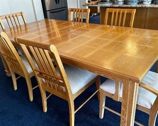 TABLE AND CHAIRS
There’s an extra leaf for the table