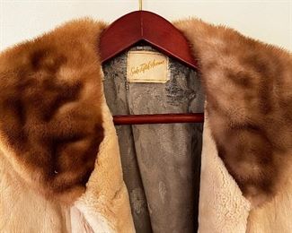 Lovely vintage coat with fur collar 