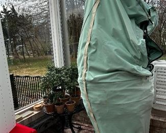 Front gate 7 1/2 foot fiber optic lit Christmas tree in a storage bag