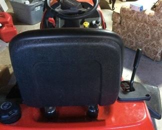 SNAPPER Riding Mower Like-new!