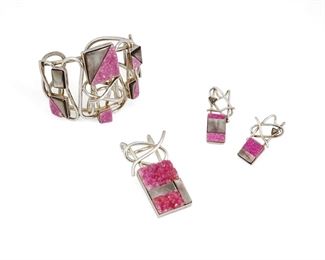 229
21st century
Veronica Poblano (B. 1951, Zuni)
A set of silver wire and pink drusy quartz jewelry
Each marked: Veronica; Further variously marked: Sterling / © / ® / 2002
Each designed with abstract sterling silver wire set with pink drusy quartz and abalone and comprising a wire cuff (7.5" total inner C x 2.5" H; wrist opening: 0.75"), a wire pendant (2.75" H x1.5" W), and a pair of matching wire earrings (Each: 1.75" H), 4 pieces
167.9 grams gross
Estimate: $800 - $1,200