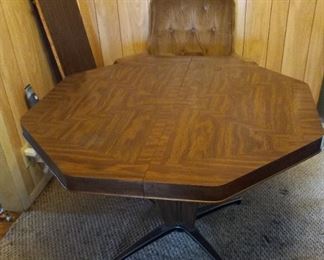 Dining Table. 5 Chairs. 1 Leaf