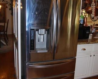 LG REFRIGERATOR FREEZER.   WORKS GREAT!