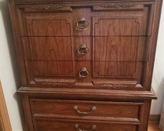 Chest of drawers