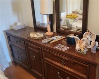 Triple dresser with mirrow