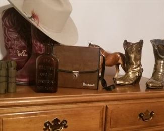 Boots, cowboy hat and a horse equals Western decor