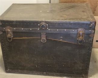 Vietnam era military trunk with tray 
