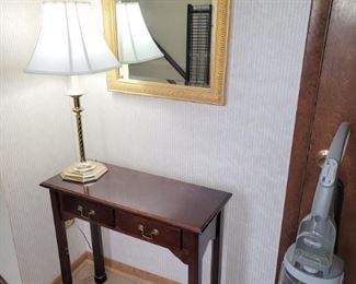 Entry table. Lamp. Mirror