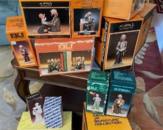 a giant collection of Clowns (The Emmett kelly,  Jr. Signature collection)20
