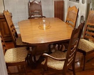 Dining Room Table w/ one leaf and 6 Chairs