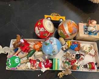 Lot#104 $12 Assorted Christmas ornaments