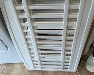 Plastic baby/dog gate