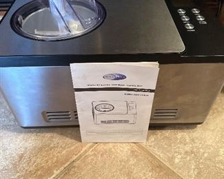 Whynter tour, 2.1 quart ice cream maker stainless steel.