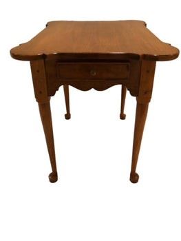 $175 USD      Ethan Allen Clover Leaf Edged Colonial Wood End Table KL168-1      Description: Ethan Allen solid hard rock maple colonial / early American accent table.
Dimensions: 21 x 26 x 25"H
Condition:
Local pick up Vienna, VA.  Located on second floor.  Contact us for shipper suggestions.      https://goodbyhello.com/products/ethan-allen-clover-leave-edged-one-drawer-wood-end-table-kl168-1?_pos=14&_sid=63456a554&_ss=r