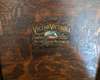 Victor Victrola circa 1906 with Records