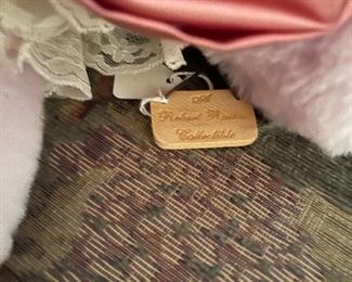 22” Robert Raikes Bear “Savannah” 
#230 of 450 made
Signed on right foot by Robert Raikes