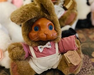 8” Robert Raikes Bear #20401 Brett
This bear is signed on the bottom of left foot by Robert Raikes