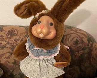 12” Raikes Bear
Signed by Robert Raikes
NN 577 / 750
Bessie