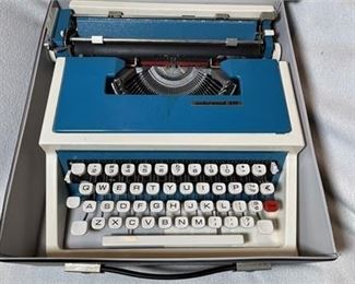 Lot 48 1 Bid(s)
Underwood 315 Made in Spain Manual Typewriter w/ Case