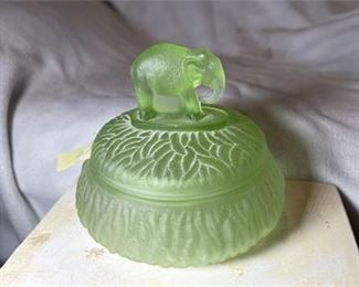 Lot 72 21 Bid(s)
Gorgeous 1930s LE Smith Uranium Elephant Powder Dish Green 6"