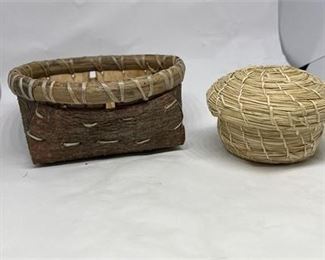 Lot 74 1 Bid(s)
Vintage Miniature Baskets: Handwoven Grass with Lid 2.5"; HAHN Barkringed 4.5"