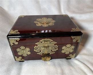 Lot 86 2 Bid(s)
Vintage Korean Lacquered with Brass Jewelry Box 10x7x6