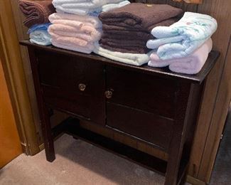 Entry table, bath towels hand towels 