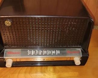 Vintage General Electric Model 226 Radio