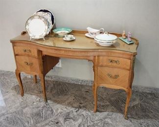 Vintage ladies vanity / writing desk