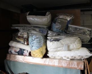 Lots bedding / linens