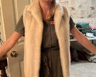 $195 Grey mink vest sz 4-6 