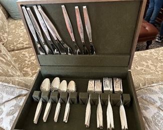 $750 - Sterling silver flatware 1952 Stardust - Service for 8 - 6 place setting Dinner forks, dinner knifes, Salad forks, teaspoons, soup spoons, bread knifes. 48 pieces- 1496 grams 