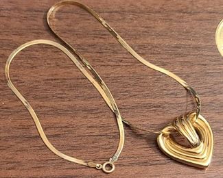 18k yellow gold chain and heart pendant