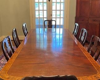 28.5H X 114L X 47.5 W

Fully extended with both 18” leaves