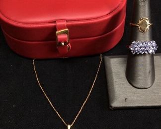 2 10KT GOLD RINGS & HEART PENDANTS 6.3g 