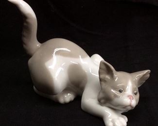 LLADRO ‘ATTENTIVE CAT’ FIGURINE WITH BOX