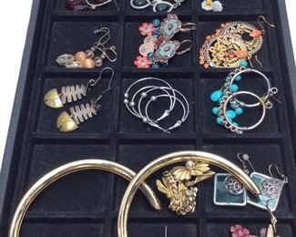VINTAGE COSTUME JEWELRY GROUP