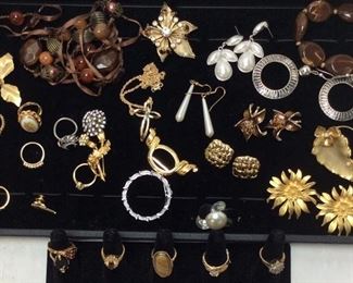VINTAGE COSTUME JEWELRY GROUP