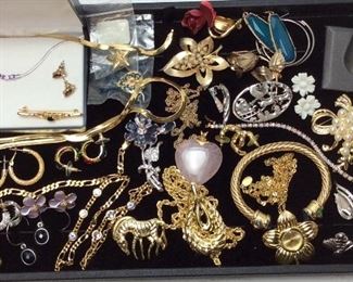 VINTAGE COSTUME JEWELRY GROUP