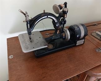 Antique Willcox & Gibbs Sewing machine with original wood box carrying case