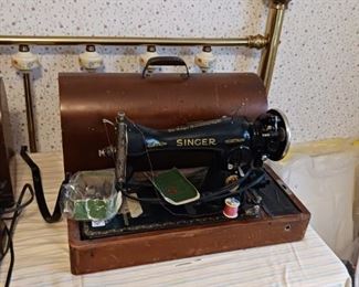 Antique Singer sewing machine with original Bentwood case